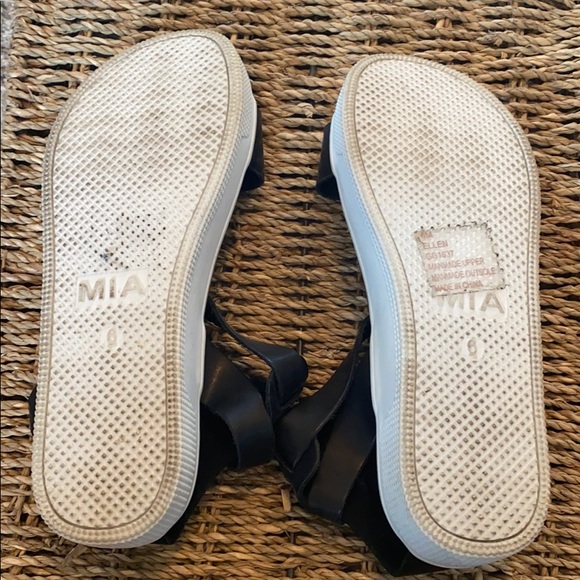 MIA-black sneaker bottom sandals size-6 - Picture 3 of 3